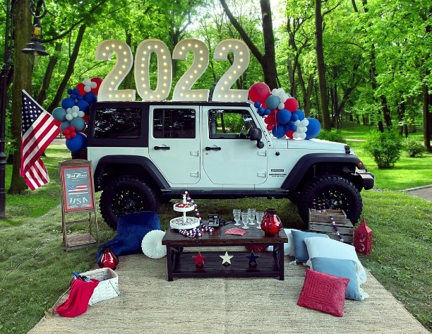 White Jeep with USA Themed Picnic